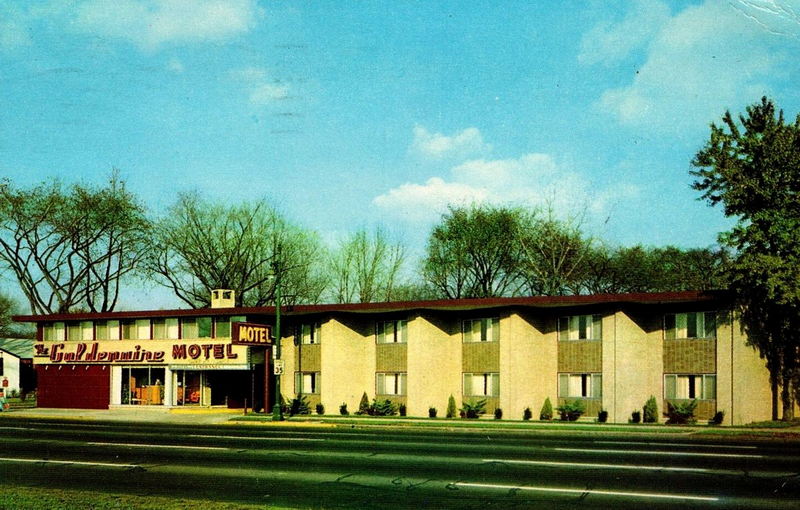 Goldenaire Motel - Vintage Postcard